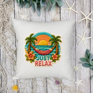 Peut inclure: Un coussin carré blanc cassé avec un écusson brodé coloré. L'écusson représente un coucher de soleil avec des palmiers, un hamac et les mots "JUST RELAX". Des étoiles de mer et de la verdure décoratives entourent le coussin.