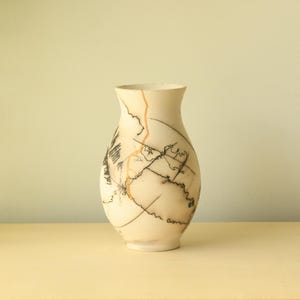 In Raku-Technik gebrannte Keramikvase mit Pferdehaarfeder | Kintsugi Gold Keramik | Wabi Sabi Keramik Dekor