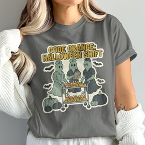 Code Orange Halloween Shift Nurse T-shirt | Spooky Ghost Nurse Tee | Grappige Halloween-kleding voor medisch personeel | Candy Corn Herfstshirt