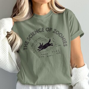 T-Shirt „Wissenschaft der Zoomies“, Lustiges Hundephysik-Shirt, Grafik-T-Shirt für Hundeliebhaber, Geschenk für STEM-Hundemama, Humorvolles Oberteil für Haustierbesitzer, Geschenk für Hundepapa