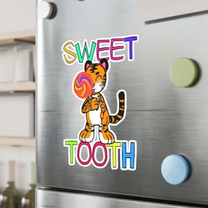 Sweet Tooth Kiss-Cut vinyl decal schattig snoep monster sticker, dessertliefhebber esthetiek, leuke kawaii kunst voor laptops, flessen en tijdschriften