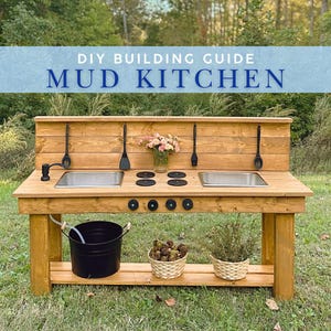 Planos para construir una cocina de barro casera: Mesa sensorial de juegos al aire libre para niños con fregadero doble y grifo, instrucciones para un jardín infantil con ambiente natural.