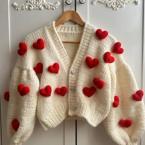 Cardigan coeur rouge, veste coeur, cardigan au crochet, cardigan coeur fait main, cadeau pour un amoureux, cadeau Saint-Valentin, coeur vintage