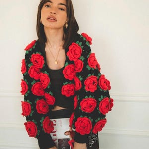 Giacca all'uncinetto con rose, rose vintage, cardigan con rose, regalo unico, regalo unico per le donne, maglione bianco con fiori rossi, regalo per la festa della mamma