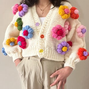 Cardigan tricoté crème fait main à motif marguerite, pull cottagecore floral moelleux, vêtements d'hiver douillets, cadeau de la Saint-Valentin