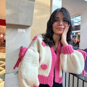Pink Schleifen-Strickjacke, Pink Bow Cardigan, Dicke kurze Strickjacke für Frauen, Weißer Pullover mit PinkBow, einzigartiges Geschenk für Frauen, Valentinstagsgeschenk