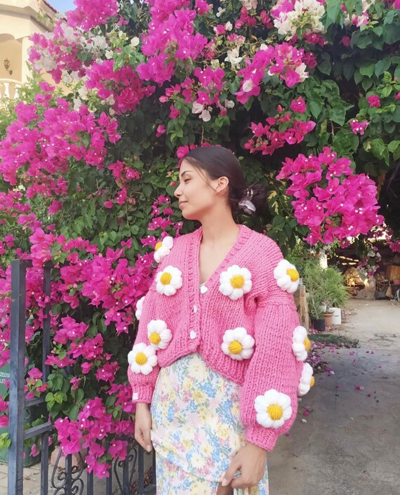 Cardigan lavorato a maglia con margherite rosa fatto a mano - Main Image