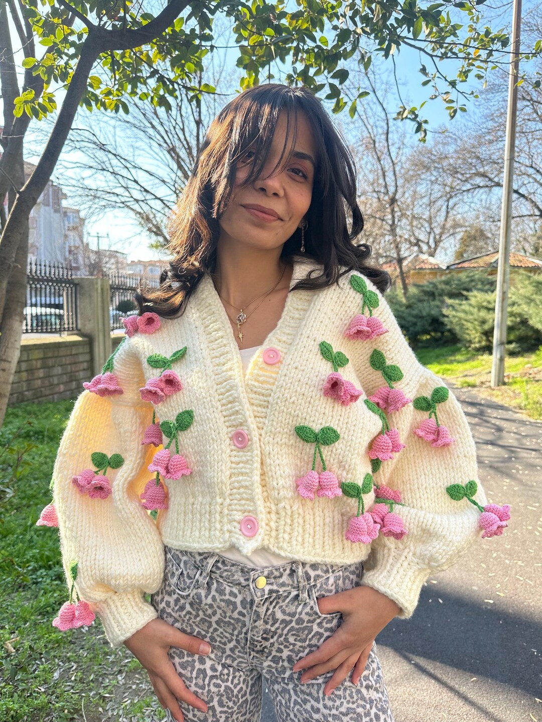 トップス UND TEXTURE ART FLOWER KNIT CARDIGAN Ameri（アメリ）の「UND TEXTURE ART FLOWER KNIT CARDIGAN