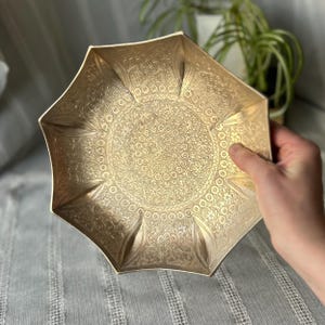 Messing-Sockel Schüssel, wunderschöne Vintage geätzt und ausgebogten umrandeten goldfarbenen Teller, Blumenmuster