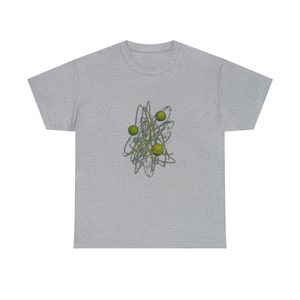 Pode incluir: Uma camiseta cinza com um gráfico de um átomo estilizado com três esferas verdes.