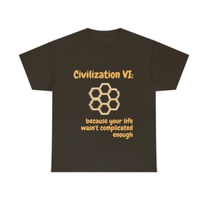 Op de afbeelding: Een donkerbruin T-shirt met de tekst "Civilization VI: because your life wasn't complicated enough" in oranje. Een gestileerde honingraatgrafiek bevindt zich boven de tekst.