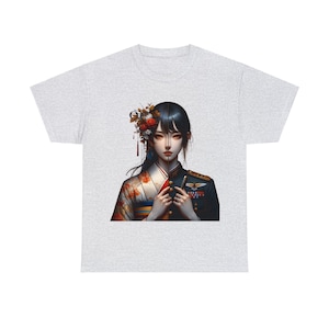Puede incluir: Una camiseta gris con un estampado de una mujer con cabello negro que lleva un kimono japonés tradicional en un lado de su cara y un uniforme militar en el otro.