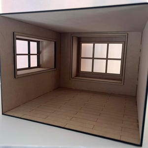 1:12 Dockhus Roombox med fönstersits KIT