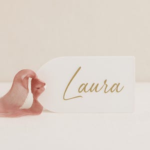 Marque-place de mariage personnalisé en acrylique avec ruban en mousseline | Décoration de table avec étiquette nominative | Étiquette cadeau pour invités | Décoration de mariage