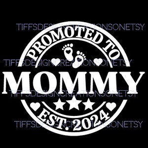 Promovido para a mamãe Est 24 Svg Nova mamãe pela primeira vez, mamãe, dia das mães, download digital, arquivo Cricut Cut, novos pais, anúncio do bebê, gravidez