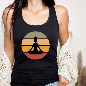 Regata feminina de ioga, regata de yoga, camiseta de yoga, blusa de yoga, regata com poses de ioga, blusa de yoga com poses de ioga.