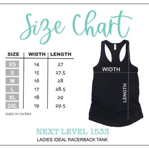 Pode incluir: Tabela de tamanhos para um top de costas nadadoras. A tabela mostra a largura e o comprimento em polegadas para os tamanhos XS a 2XL. O texto "NEXT LEVEL 1533 LADIES IDEAL RACERBACK TANK" est&aacute; na parte inferior da tabela.