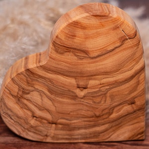 Personalisiertes Olivenholz-Herz ca. 19 cm / Geschenk / Holzherz / Herz / Liebe / Handgefertigt / Besondere Anlässe / Hochzeit