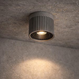 Lampade in cemento. Plafoniera – Faretto cilindrico industriale fatto a mano | Faretto da incasso in stile loft GU10 / ES111