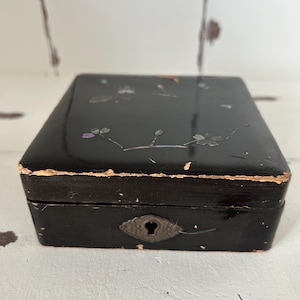 Antique Chinese Lacquer Box | Inlaid Mother of Pearl Floral | 10cm Trinket Box | Oriental Decor | Jewellery or Keepsake Box