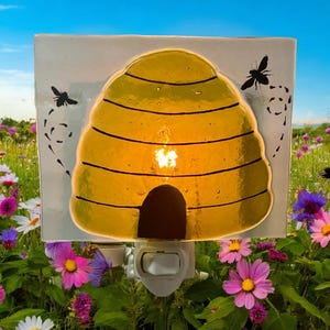 Honeycomb Night Light with Flying Bees, Gift for Mom or Dad, Beekeeper Gift, Night Light for any Room, Honeycomb with Bees