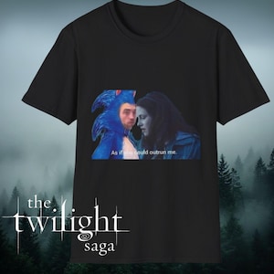 Könnte beinhalten: Schwarzes T-Shirt mit einem Meme einer Person in einem Sonic the Hedgehog-Kostüm und einer Frau. Der Text "As if you could outrun me" steht über dem Bild. Das Logo The Twilight Saga befindet sich unten.