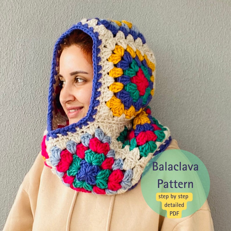 Puede incluir: Una colorida balaclava de ganchillo con un dise&ntilde;o de granny square. La capucha presenta una vibrante mezcla de azul, amarillo, rosa y verde. El texto "Balaclava Pattern" es visible en la imagen, junto con detalles sobre el PDF.
