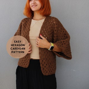 Puede incluir: Un cárdigan de crochet marrón con un patrón de hexágonos. El cárdigan tiene un corte holgado y mangas largas. El texto "EASY HEXAGON CARDIGAN PATTERN" está escrito en un círculo en la imagen.