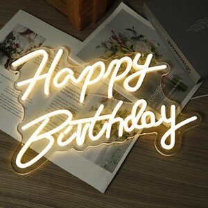 Personalisiertes Neonschild ""Happy Birthday""." Einzigartige Lichtdekoration für besondere Anlässe oder Räume. 3D Wandschmuck. Farbenfrohes LED-Kunstwerk.