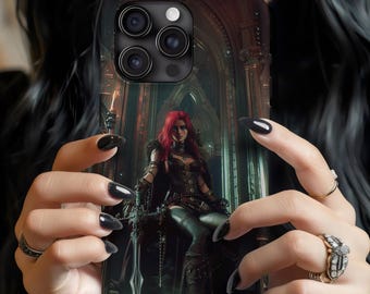 Puede incluir: Una funda de teléfono con una imagen de arte digital de una mujer pelirroja en un entorno gótico. La obra de arte representa a una mujer vestida de oscuro sentada en un trono, sosteniendo una espada. La funda tiene un borde negro y un acabado brillante.