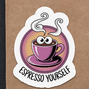 Pode incluir: Um autocolante com uma chávena de café de desenho animado com olhos arregalados e vapor a subir. A chávena é roxa, colocada num pires a condizer e rodeada por um círculo rosa. O texto "Espresso Yourself" está por baixo.