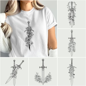 Puede incluir: Camiseta blanca con una ilustración en blanco y negro de una espada con rosas. El diseño central muestra una espada detallada con elementos florales. La imagen también muestra otros diseños de espadas.