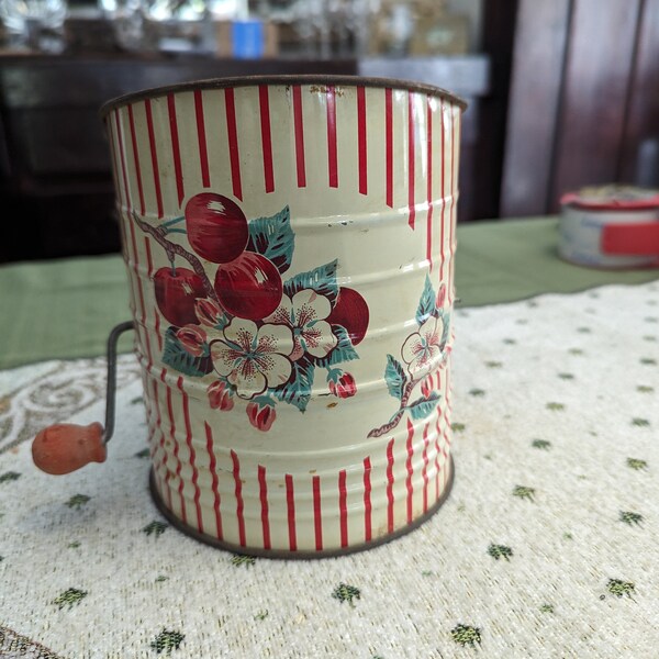 1940s mid-century flour sifter in excellent vintage condition