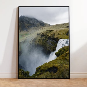 Wandschilderij "Boven de waterval" / Water, Waterval, Skogafoss, IJsland, Wolken / Afbeelding als poster, Beeldende kunst, Aludibond, Galerieprint, ingelijst