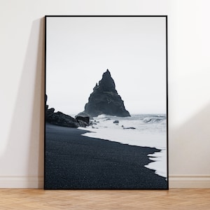 Wandbild "Schwarzer Fels" / Fels, Meer, Island, Welle, Brandung, monochrom / Bild als Plakat, Fine Art, Aludibond, Gallery Print, gerahmt