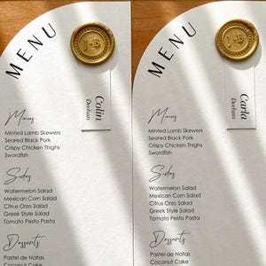 Luxe gepersonaliseerd trouwmenu, minimalistisch halfrond ontwerp, gouden lakzegel, naamplaatje op premium structuurpapier, menu met halve boog, gastenmenu