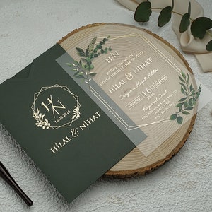 Boho-groen acrylhuwelijksuitnodiging | Saliegroene huwelijksuitnodiging met bloemenembleem | Groene bladeren doorzichtige uitnodiging