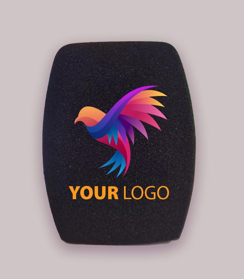 以下が含まれることがあります： 黒いマイク風防。カラフルな鳥のロゴと、金色の「YOUR LOGO」の文字が特徴です。鳥はオレンジ、青、紫、黄色の色合いです。風防は楕円形をしています。