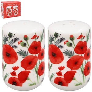Peut inclure: Deux salières et poivrières en céramique blanche ornées de coquelicots rouges et de feuilles vertes. Les salières et poivrières sont cylindriques et percées de trois trous sur le dessus. La boîte en arrière-plan indique "Poppy Fields".