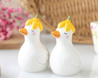 Daisy & Duck - Ceramic Salt and Pepper Shakers  Cruet - Brand New and Boxed