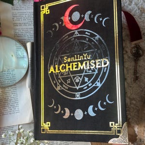 Alchemised av SenLinYu - Ombindning av personlig bok (handgjord) | Specialutgåva, Bokbindning, BookTok, Personlig present, Svartröd & Guld