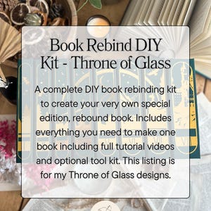 Op de afbeelding: Een doe-het-zelf boekbindkit voor "Throne of Glass" ontwerpen. De kit bevat alles wat nodig is om een speciale editie te maken, met video tutorials en een optionele gereedschapsset. De afbeelding toont een stapel boeken met een decoratief rugontwerp.