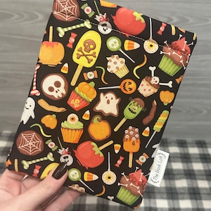 Kindle Paperwhite Sleeve Spooky Treats Padded Kindle sleeve