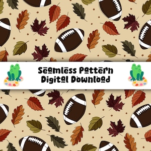 Puede incluir: Un patrón continuo con balones de fútbol americano marrones y hojas de otoño en tonos naranja, rojo y verde sobre un fondo beige con pequeños puntos marrones. Una franja blanca muestra el texto Seamless Pattern Digital Download.