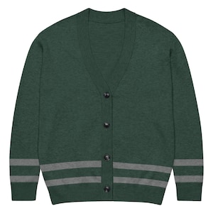 Könnte beinhalten: Eine dunkelwaldgrüne V-Ausschnitt-Strickjacke mit einer durchgehenden Knopfleiste und vier dunklen Knöpfen. Das Kleidungsstück ist mit zwei horizontalen hellgrauen Streifen am unteren Rumpf sowie an beiden langen Ärmeln versehen.
