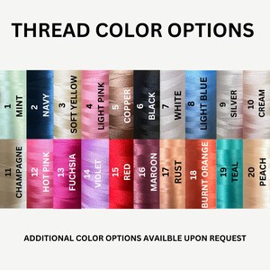 Puede incluir: Imagen que muestra una tabla de colores de hilos. La tabla muestra 20 colores de hilo, incluyendo menta, azul marino, amarillo suave, rosa claro, cobre, negro, blanco, azul claro, plata y crema. El texto en la parte superior dice "THREAD COLOR OPTIONS."