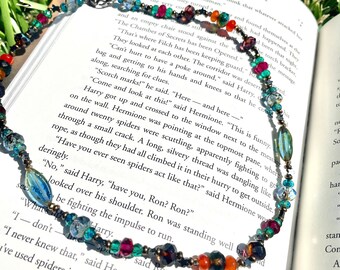 Flerfärgat halsband med glaspärlor i glas Elegant och unikt halsband