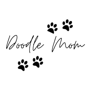 Puede incluir: Texto Doodle Mom con cuatro huellas de patas negras.
