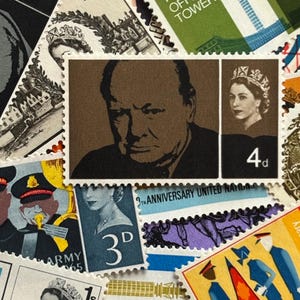 Op de afbeelding: Een verzameling vintage postzegels met portretten, waaronder Winston Churchill en koningin Elizabeth II. Postzegels tonen verschillende denominaties en tekst, waaronder "Post Office Tower" en "Army '65". De postzegels zijn in verschillende kleuren, waaronder groen, blauw en bruin.