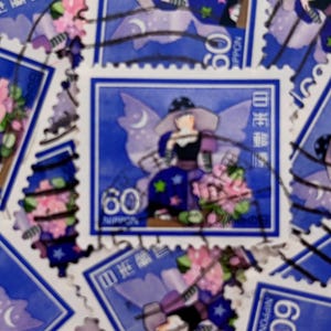 Sello postal japonés / Hada con carta / 1983